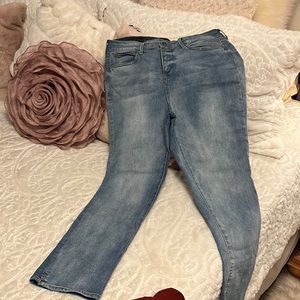 NYDJ CAPRI LIGHT BLUE STRETCHY JEANS